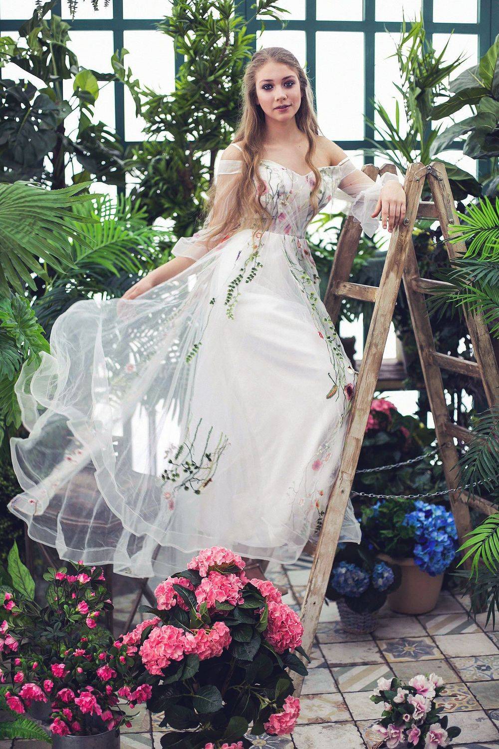 девушка,весна,цветы,скоро весна,настроение,цветочная,портрет,сад,пальмы,зелень,свет,тени,цвета,нежность, Светлана