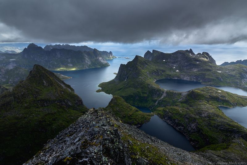 lofoten, summer, norway, cold, fjord, dark, rocks, mountains, lake, green, норвегия, север, фьорды, горы, north, лофотены, monkebu, moskenes, moskenesøya Зубчатые фото превью