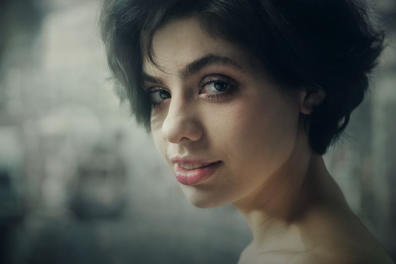 city, outdoors, street, female, portrait, mood, sensuality, girl, woman, adult, face, people, one, person, look, motion, picture Cinematic фото превью