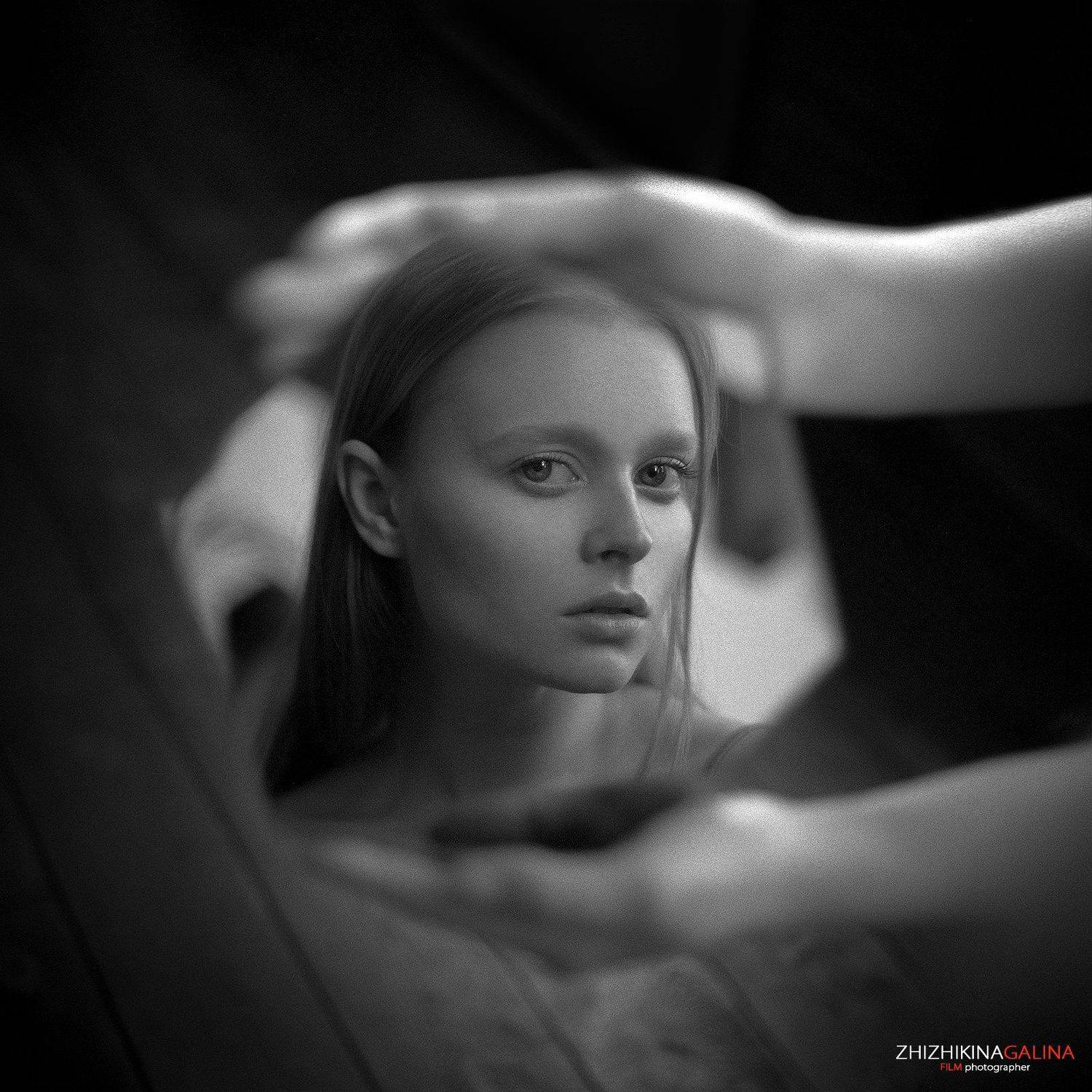 girl, portrait, face, bw, b&w, beauty, лицо, портрет, чб, зеркало, отражение, девушка, красивая, пленка, film, Галина Жижикина