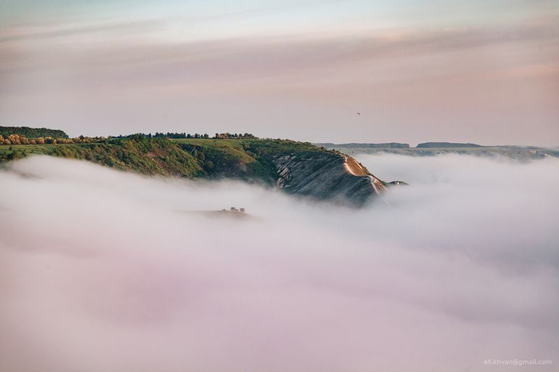 Меловые скалы в облаках фото превью