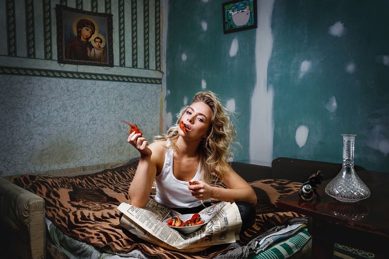 портрет, девушка, модель, картина, сюрреализм, раки, роскошь, нищета, трэш, model, интерьер, powerty, luxury In and outside фото превью