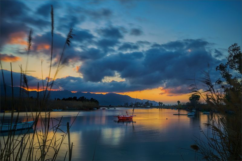 закат, небо, вода, лодки, длинная экспозиция, красный Тихий ветер фото превью