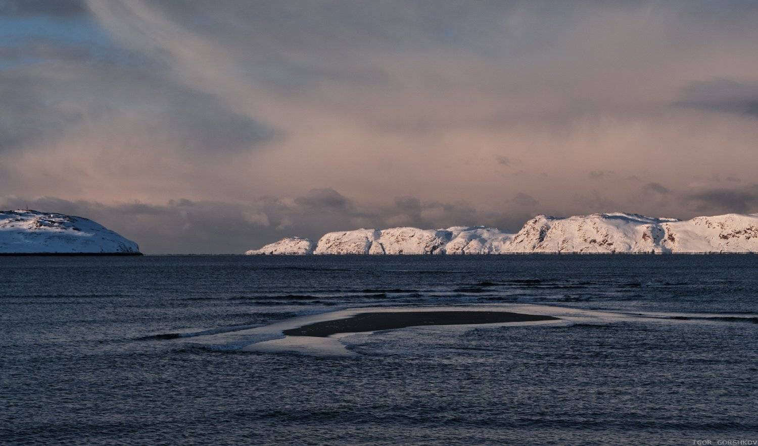 баренцево море,териберка,вечер,сумерки,волны,зима,крайний север,заполярный круг,пейзаж,россия,берег,закат,мороз,холод,остров,снег,скалы,залив, Горшков Игорь