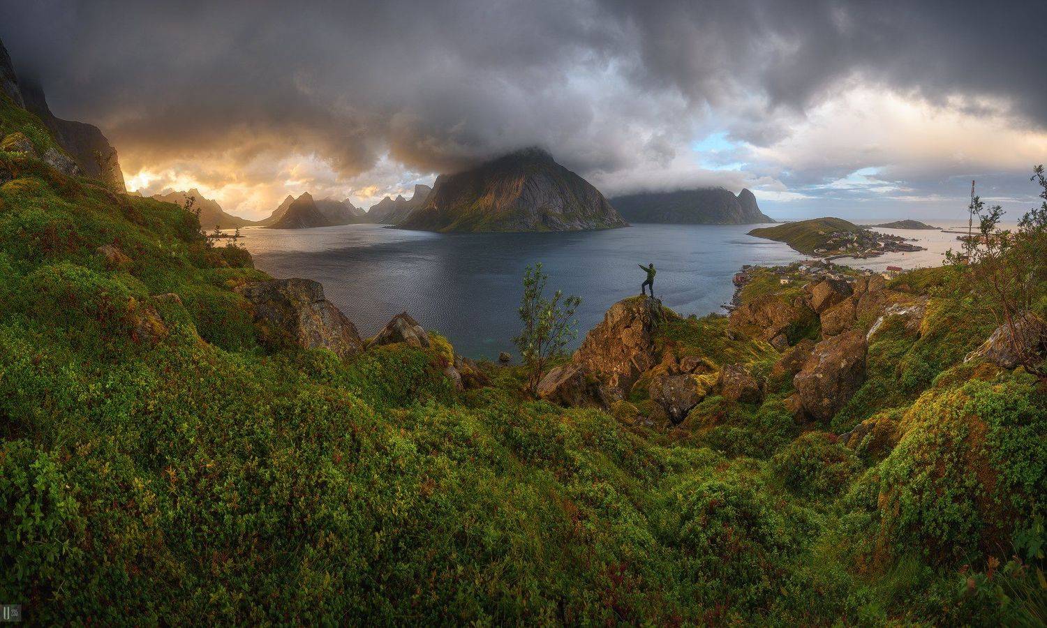 норвегия, norway, рейне, reine, фьорд, горы, закат, камни, мох, трава, кусты, небо, облака, человек, домики, U-235