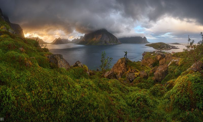 норвегия, norway, рейне, reine, фьорд, горы, закат, камни, мох, трава, кусты, небо, облака, человек, домики Идилия перед штормом фото превью