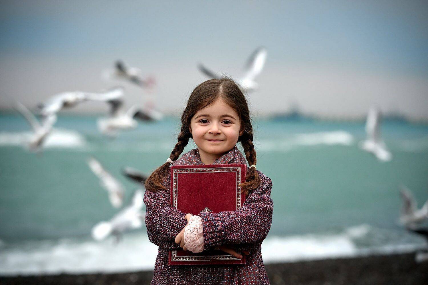 девочка чайки пляж, Денис Черепко