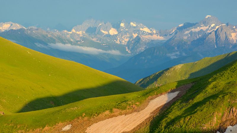 кавказ рисуют вечерние тени на склонах фото превью
