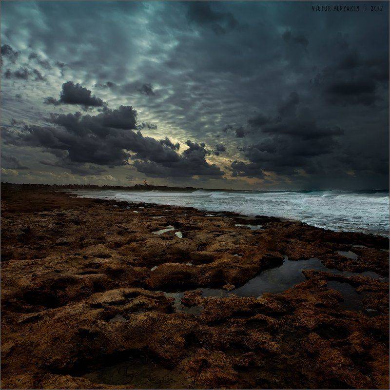 море, берег, маяк, кипр, пафос, камни, ночь, прибой, Виктор Перякин