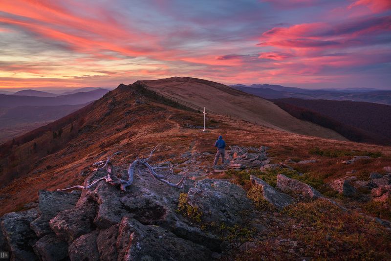 карпаты, горы, закат, перевал, русский путь, камни, ветка, трава, лес, облака, небо, крест, фотограф, человек На стыке веры фото превью