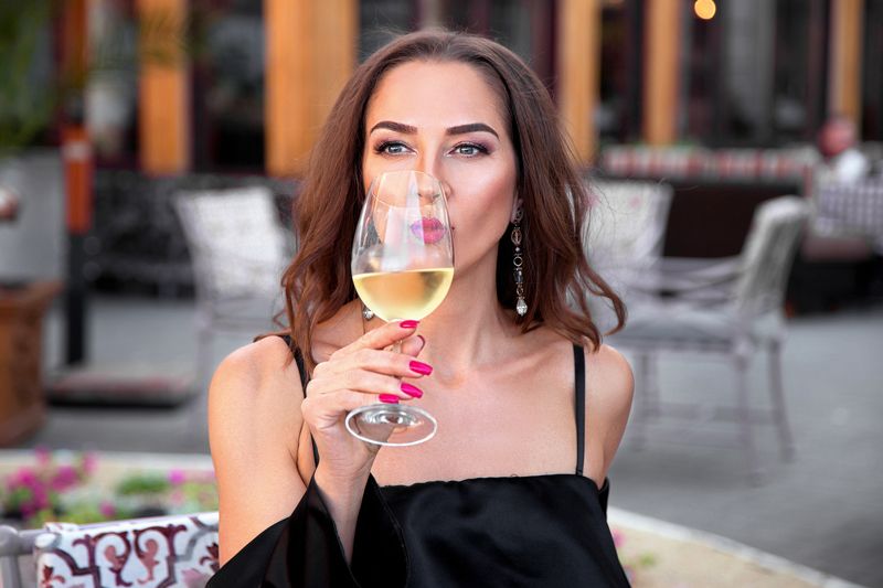 Бокал вина фото превью