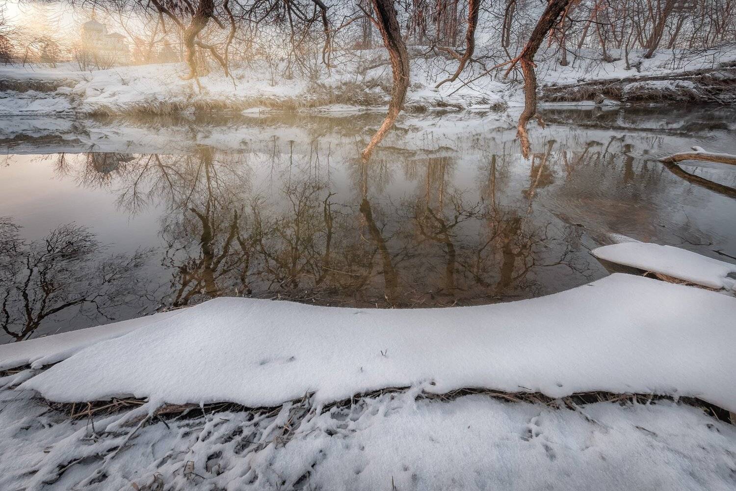 истра, река, вода, отражения, март, снег, холод, деревья, ветки, монастырь, Андрей Чиж