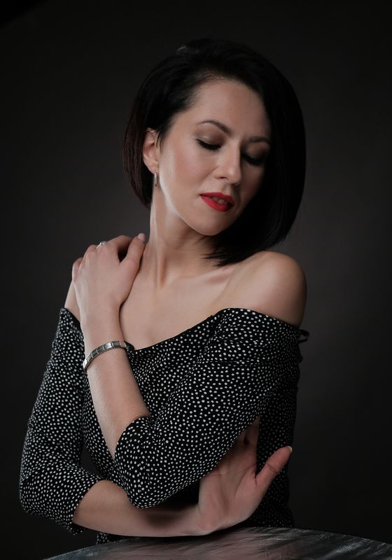 портрет девушка студия темный ключ горошек отражатель на темном Мысли фото превью