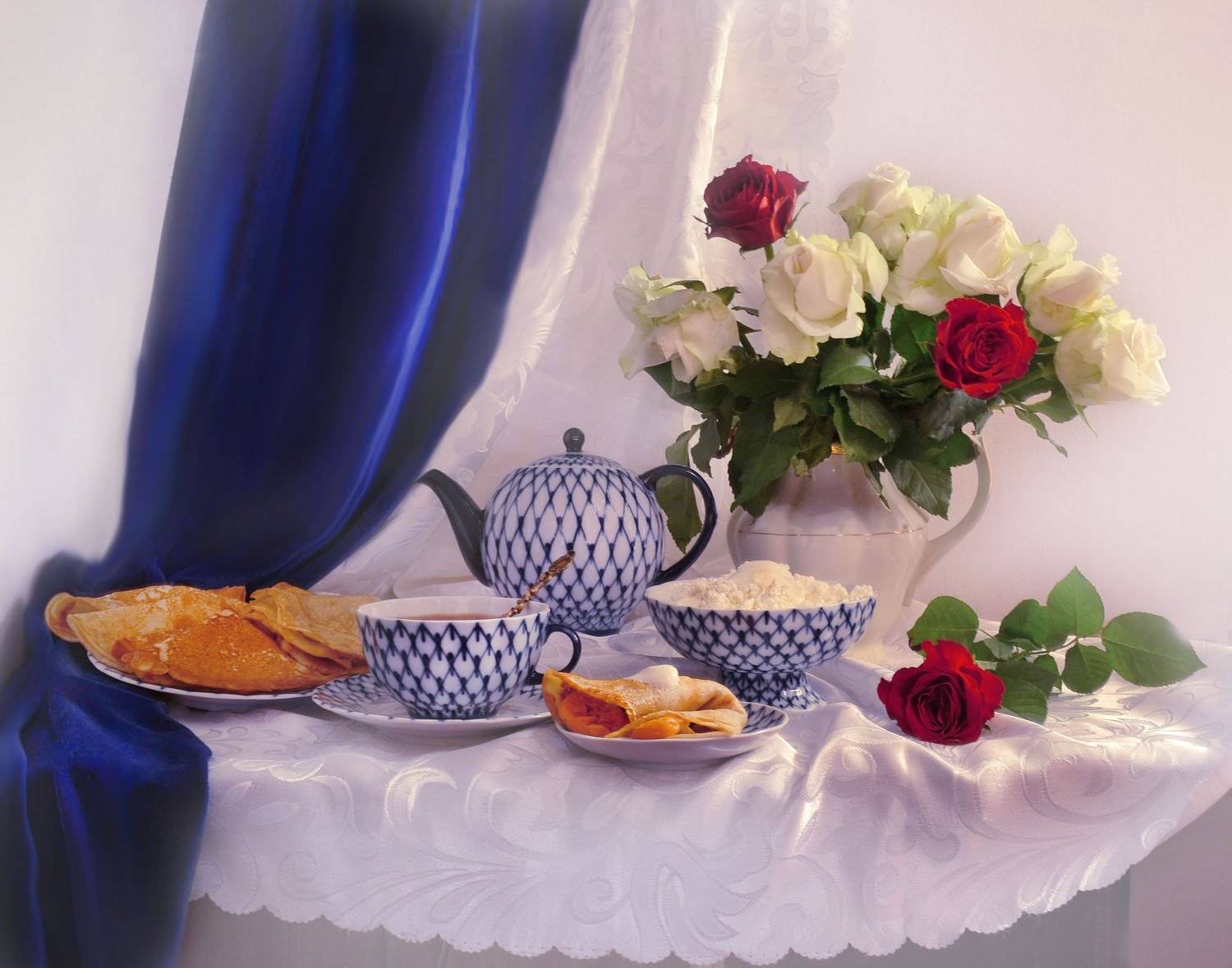 still life,натюрморт,март, весна, масленица, блины, цветы, розы, угощение, поздравление, Колова Валентина