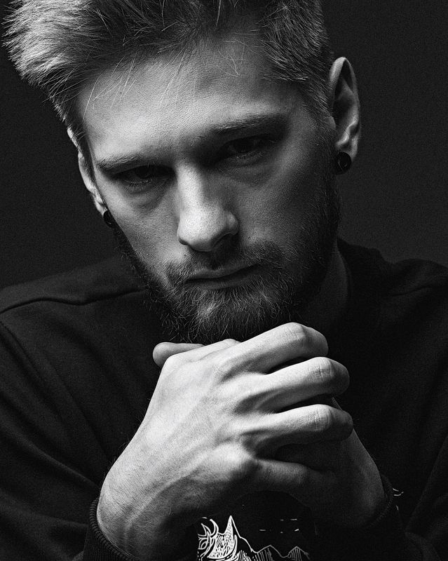 мужской портрет, черно-белое, чб, грусть, черное Мужской портрет в черно-белом фото превью