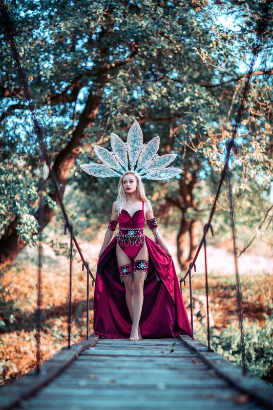 Она и лес фото превью