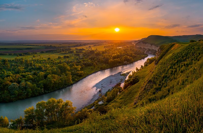 Весенняя река Кубань на закате фото превью