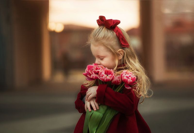 тюльпаны, девочка, городской портрет, март  фото превью