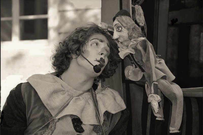 уличный театр, представление, репортаж, фестиваль, детский спектакль, жанр, эмоции Его Величество, Театр! 1 фото: Диалог со своим вторым Я. 2 фото: Сложно быть главным персонажем. 3 фото: Актеры - лучшие друзья. 4. Мальчишке дали побарабанить. 5 Люди и куклы. фото превью