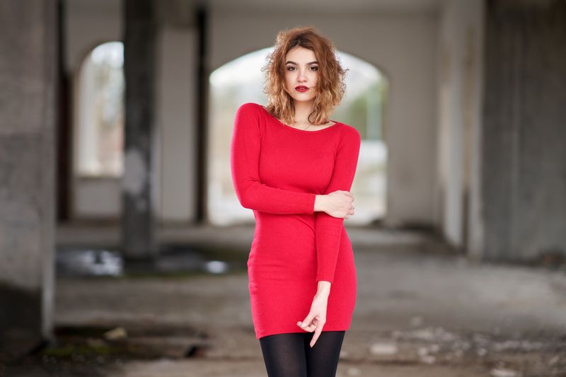 red dress фото превью