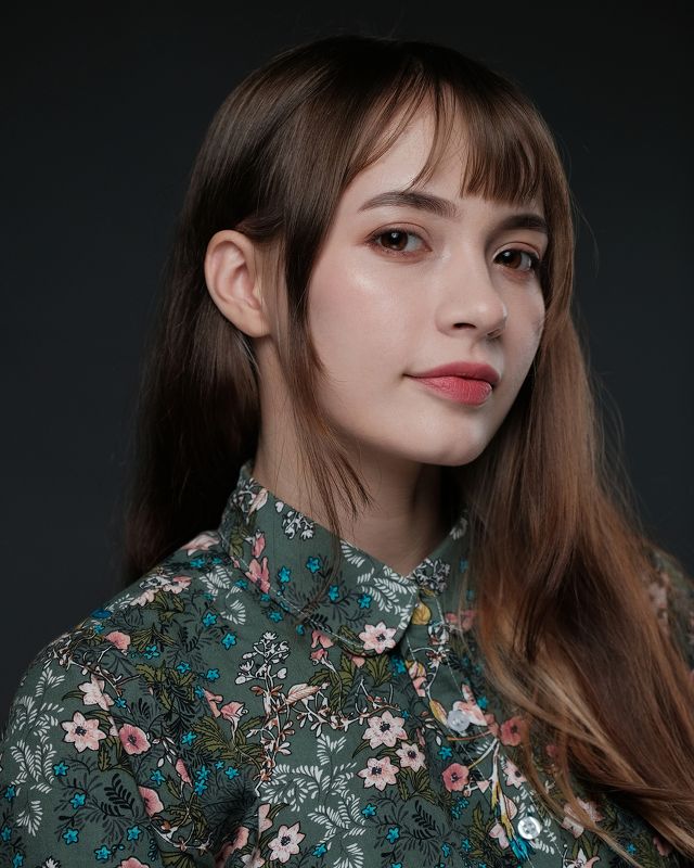 портрет домашняя студия свет вспышка отражатель блузка девушка лицо волосы текстуры фото превью