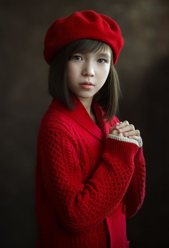 дети, портрет, взгляд, настроение,эмоции, утро, студия, красное, девочка,у окна  фото превью