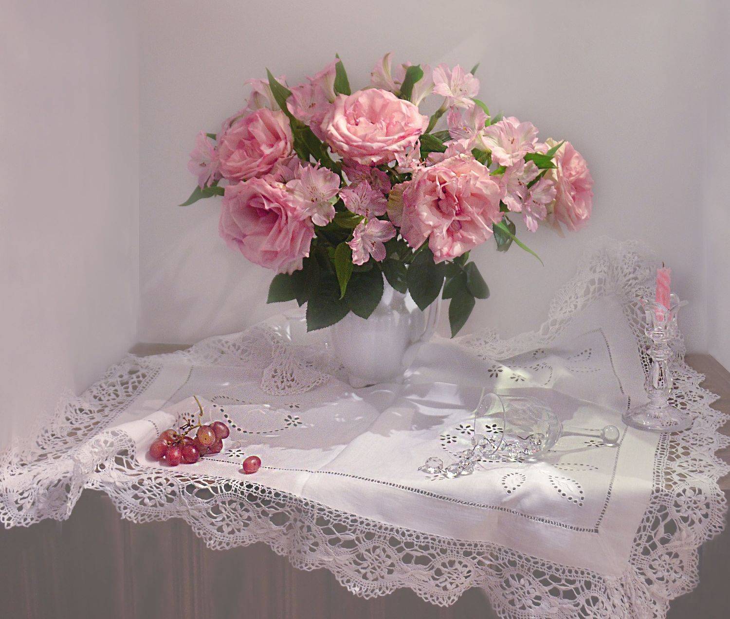 still life,натюрморт,фото натюрморт, весна, март,  розы, альстромерия, цветы, хрусталь, колокольчик, подсвечник, свеча, виноград, Колова Валентина