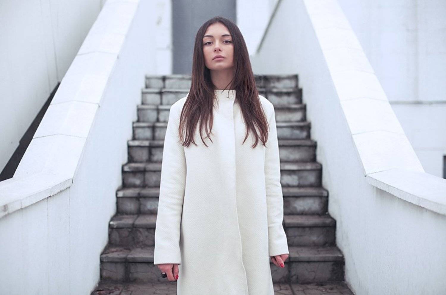 девушка, юля, фото, портрет, белое, ступеньки, парожки, дворец, взгляд, пальто, улица, день, Никита