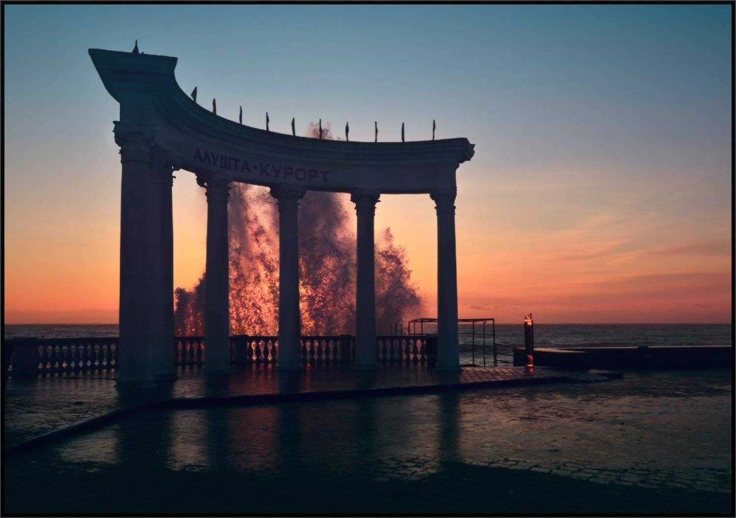 алушта, зима, Крым, набережная, ротонда, шторм, Владимир Метцгер