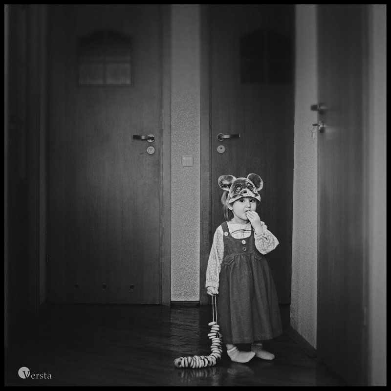 мышка, бублики, девочка, чб Мышка бублики украла фото превью