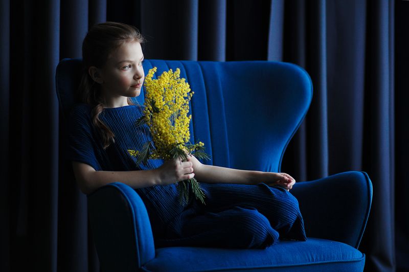 девочка, фотография, мимоза, фото, весна, синий, желтый Контрасты фото превью