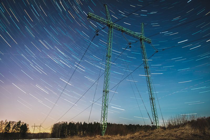 #пейзаж #природа #ночь #лэп #звёзды Цветные трассера звёзд фото превью