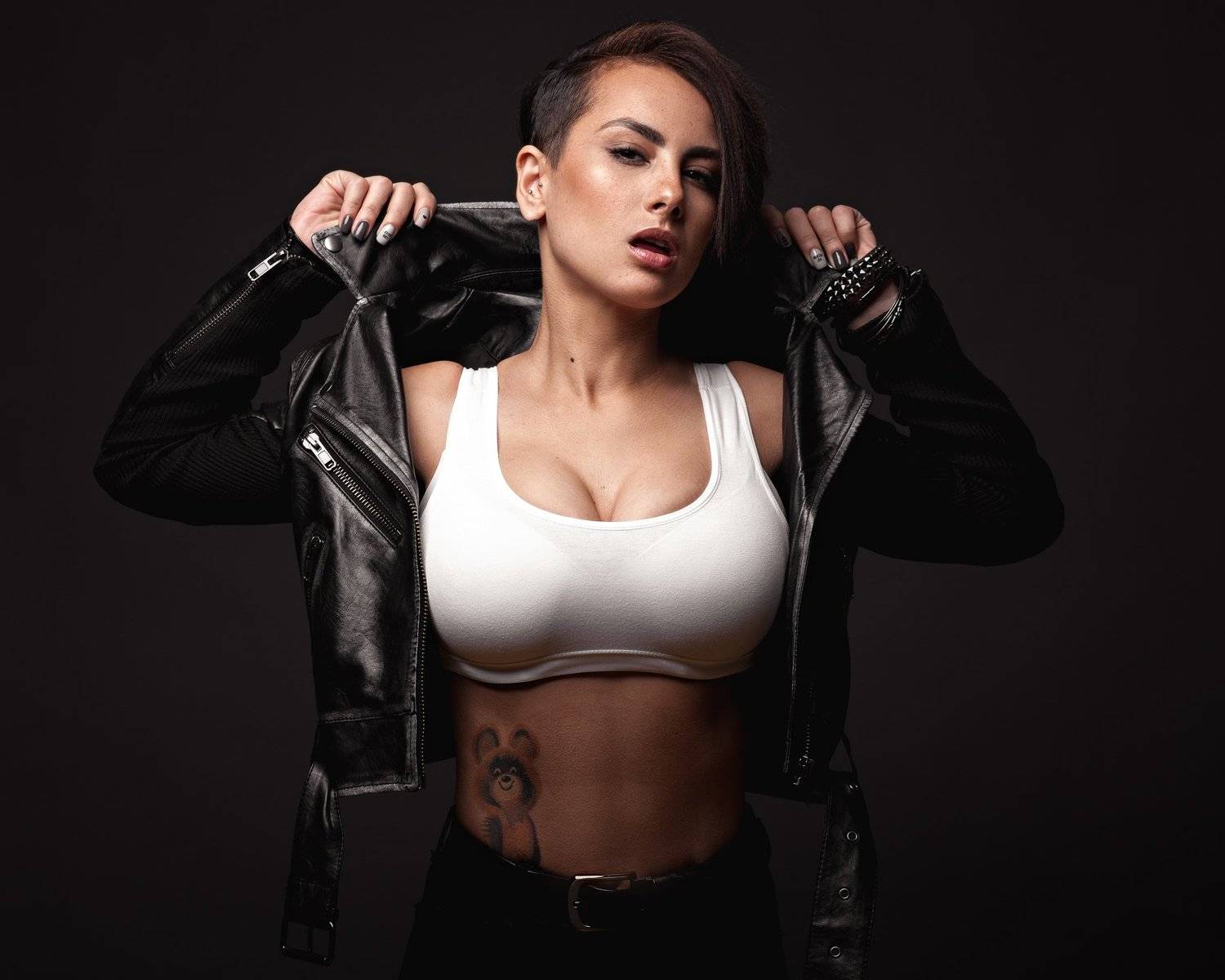 девушка, косуха, портрет, на черном фоне, Никита Чурсин