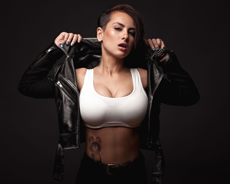 девушка, косуха, портрет, на черном фоне Сабрина фото превью