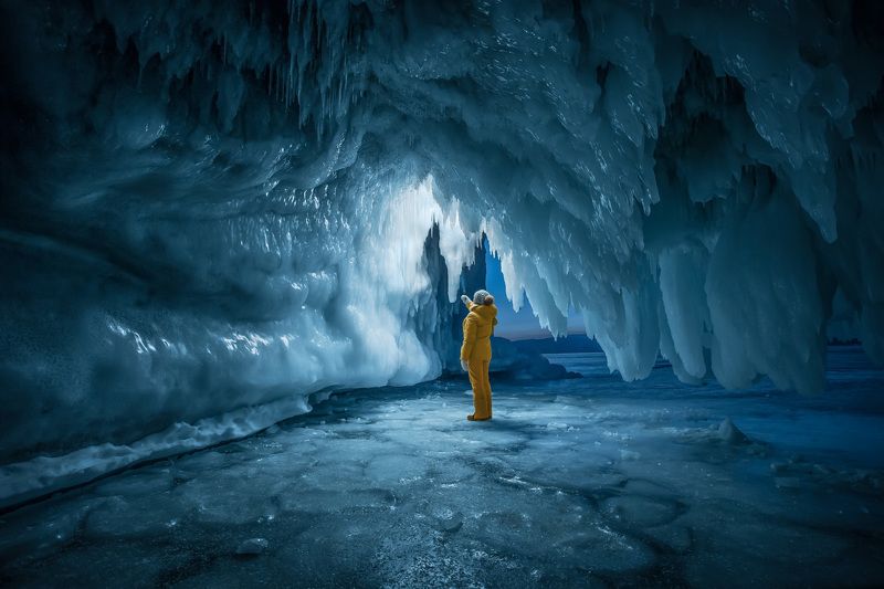 байкал, зима, лед, снег, путешествие, пещера, сосульки, человек Проводник фото превью