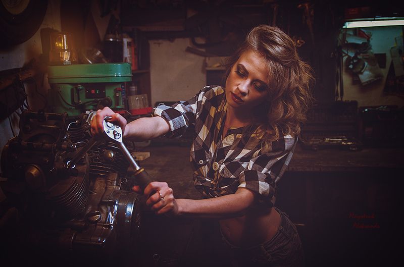 девушка,девушка модель,девушка в мастерской,девушка и мотоциклы слесарь шестого разряда фото превью