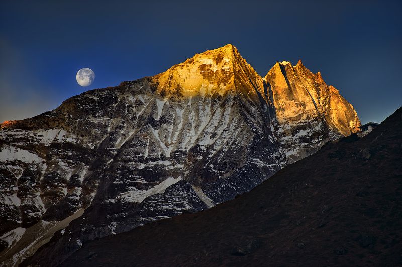 непал, гималаи, горы, тректреккинг, снег, пейзаж, путешествия, рассвет, закат, гора, пик, вершина Золотые вершины Гималаев. фото превью