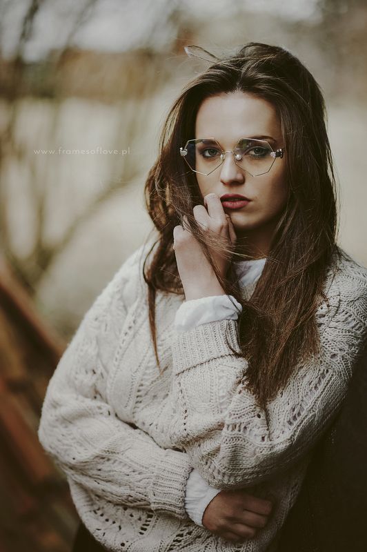 GIrl in brown tone фото превью