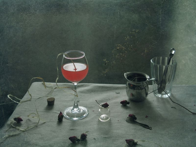 С алой жидкостью и розами фото превью