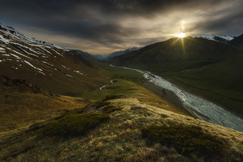 киргизия, кыргызстан, средняя азия, горы, каньон, скалы, пейзаж, весна, ущелье, река, закат Просторы Тянь-Шаня фото превью