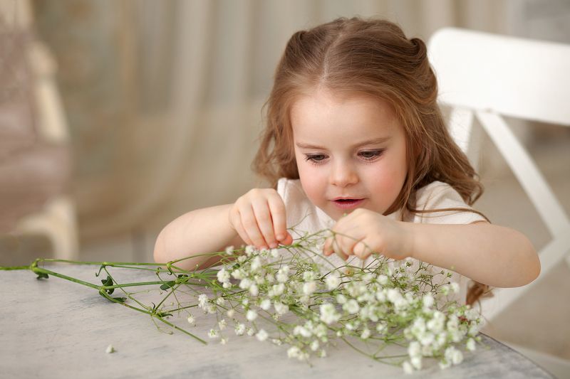 девочка, фотография, цветы, фото, весна, белый Девочка за столом фото превью