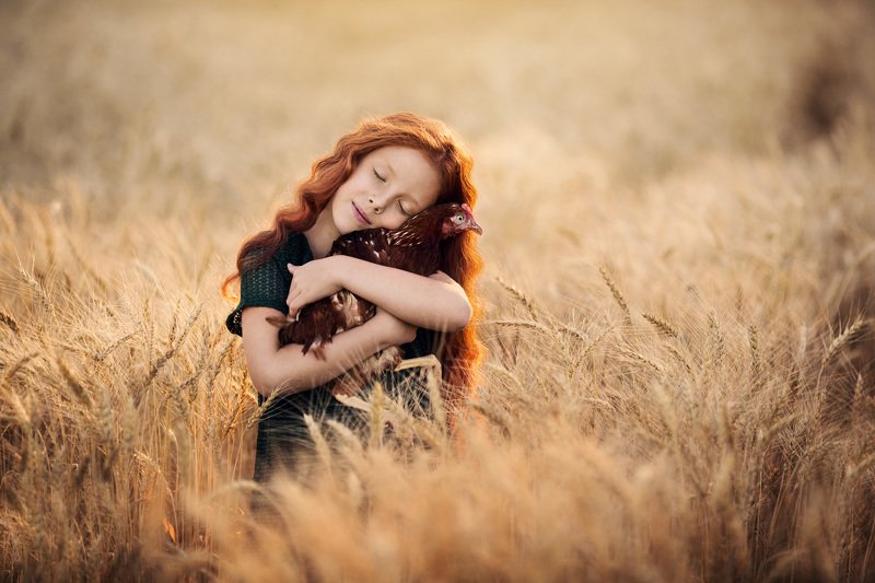 Девочка с курочкой фото превью