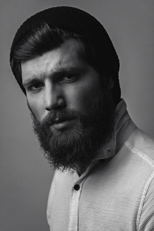 мужской портрет, чб, черно-белое, в шапке, борода Игорь фото превью