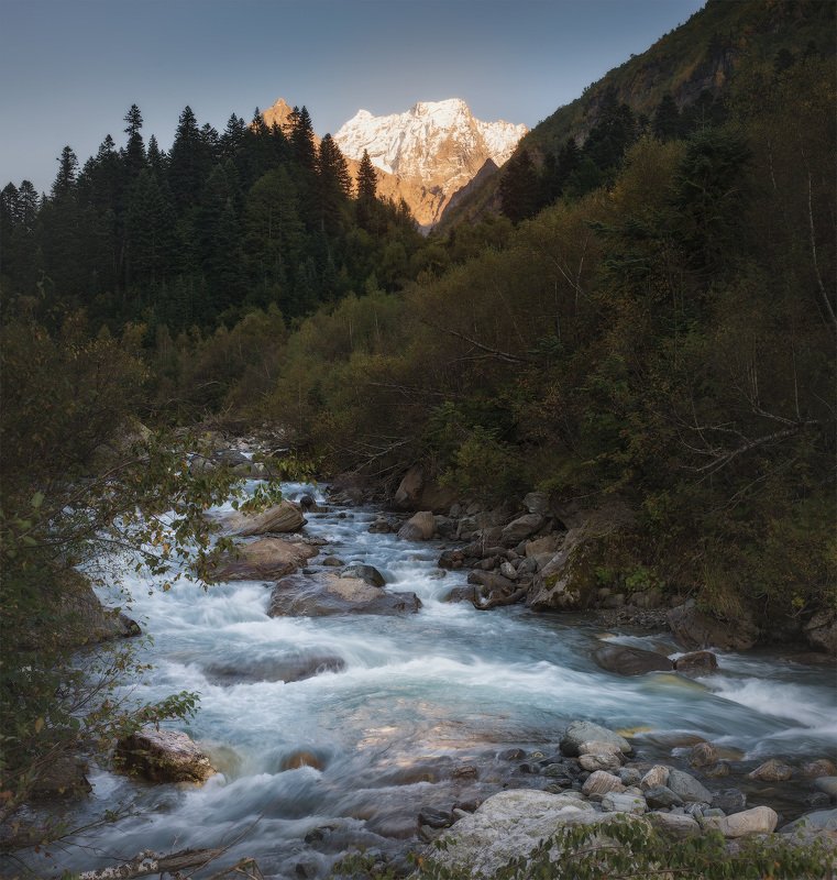 закат, домбай Последние лучи солнца в ущелье Домбай-Ульген фото превью
