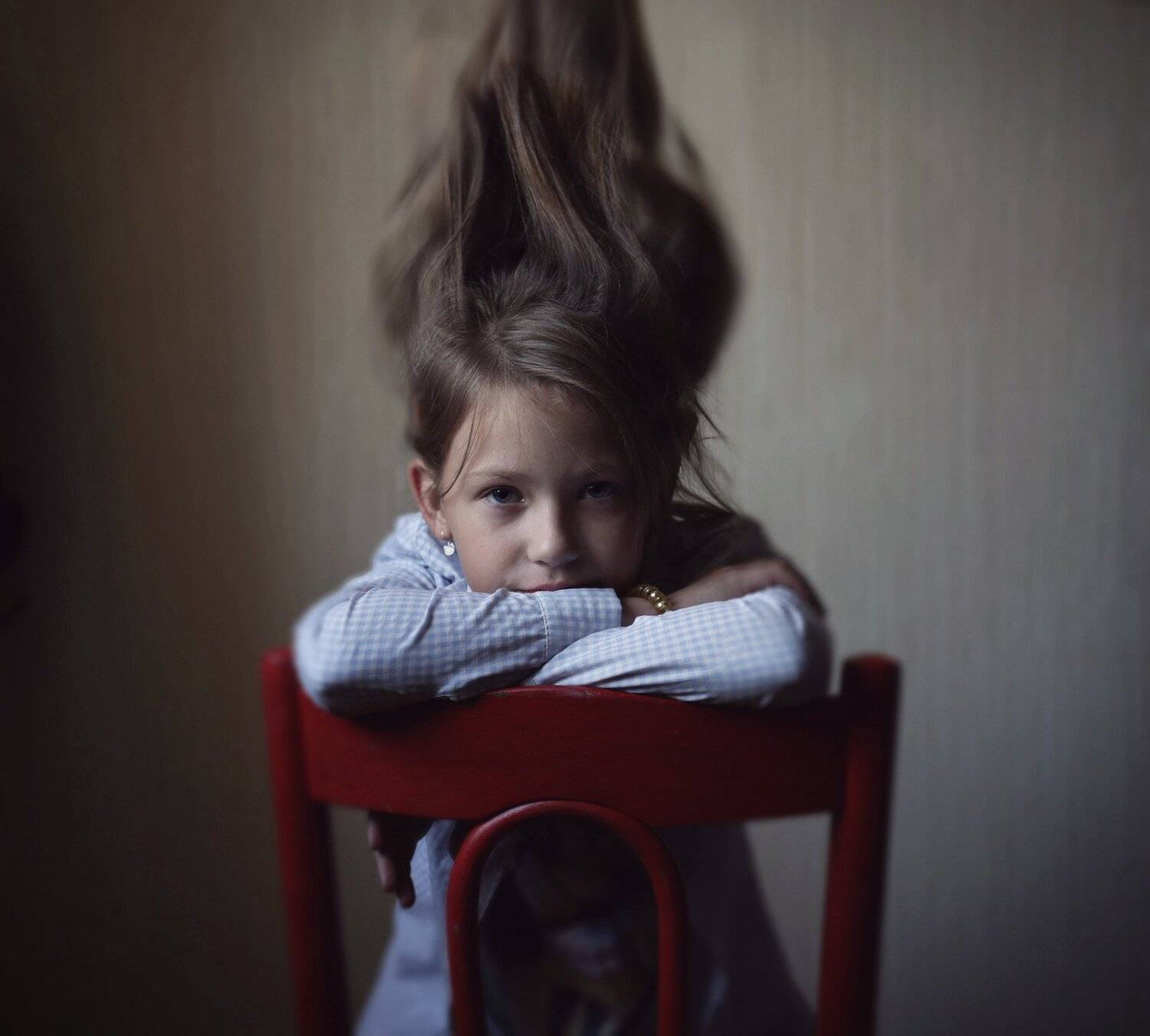 постановочный портерт девочка красный стул, Вера Шамраева