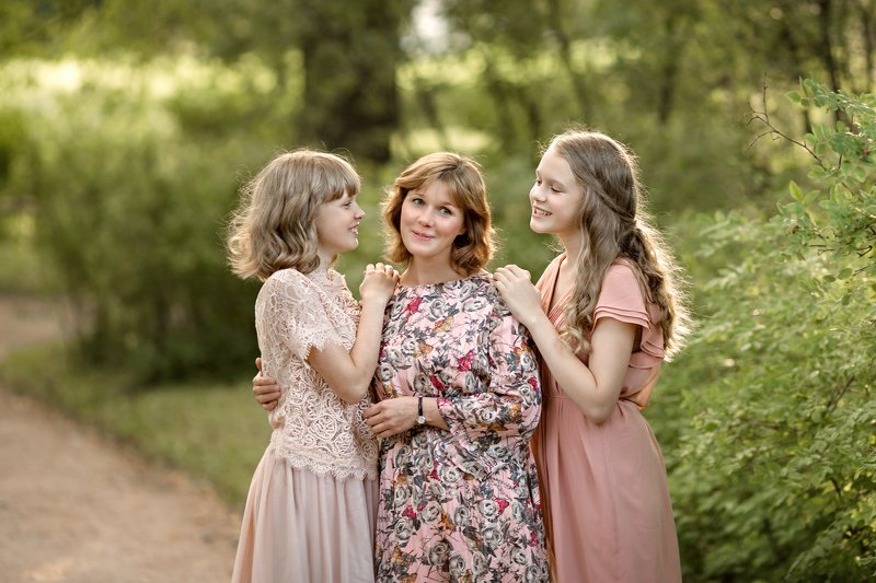 мама с дочкой, семейная фотосессия в парке Доченьки фото превью