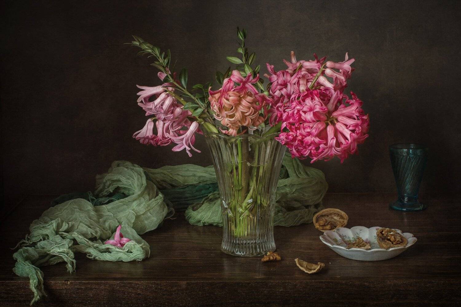натюрморт, стекло, фарфор, цветы, гиацинты, орехи, Анна Петина