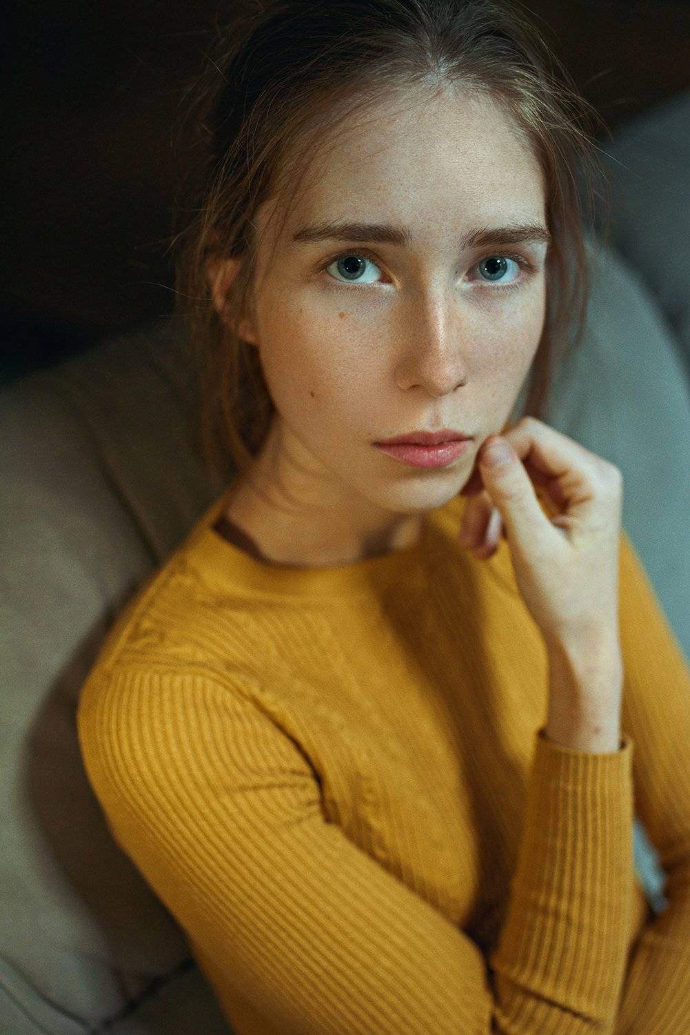 portrait, портрет, girl, indoor, yellow, studio, девушка, молодость, nowember, ламповый, retouch, ретушь, цвет, lamp, traces, Павел Фишар