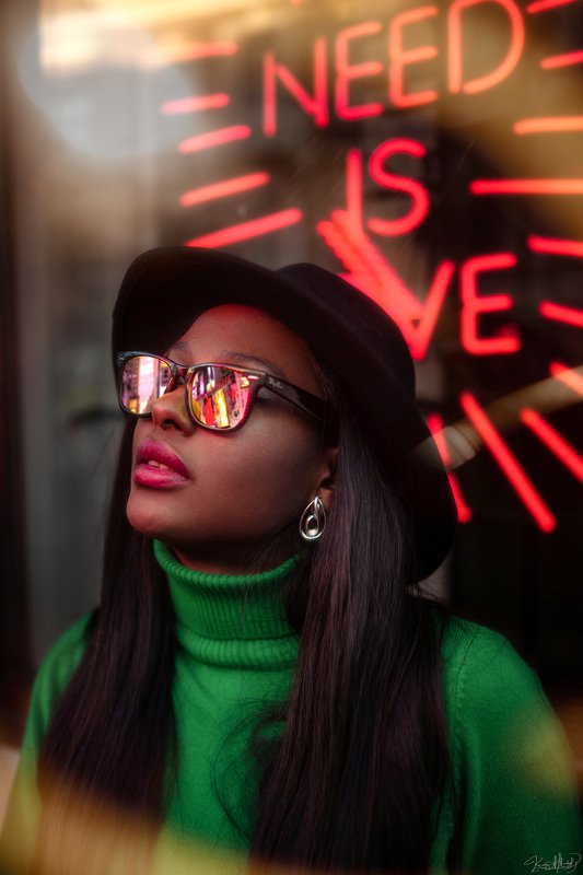 light, neon, red, model, portrait, art, red, yellow, black, green, pretty, beautiful, face, beauty, fashion, 35mm All You Need Is Love фото превью