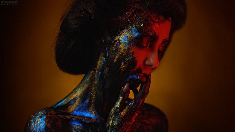 in red фото превью